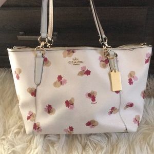 Beautiful Springy COACH purse. Cream/poppy  EUC.